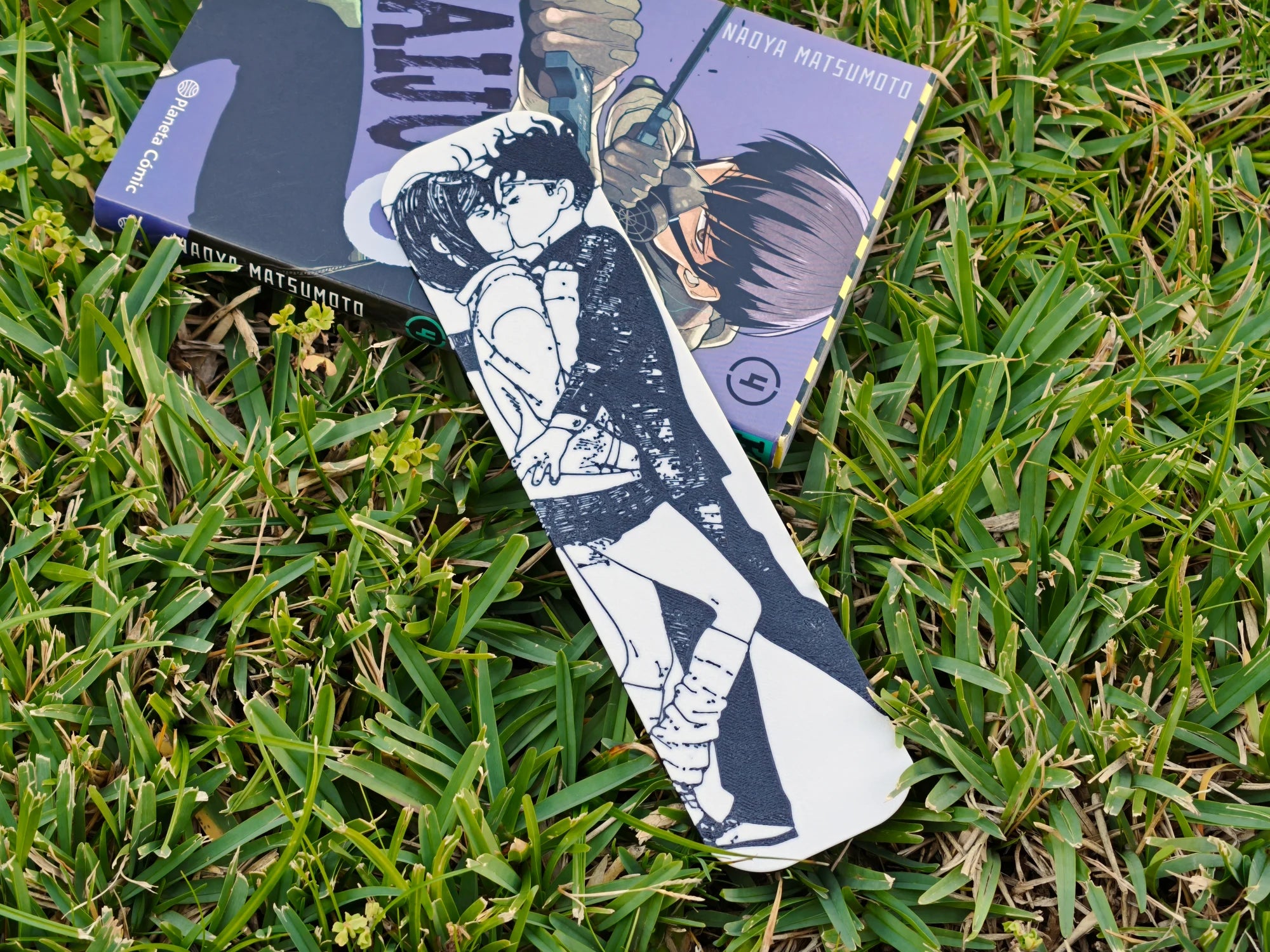 Marcapáginas del beso de Momo y Okarun