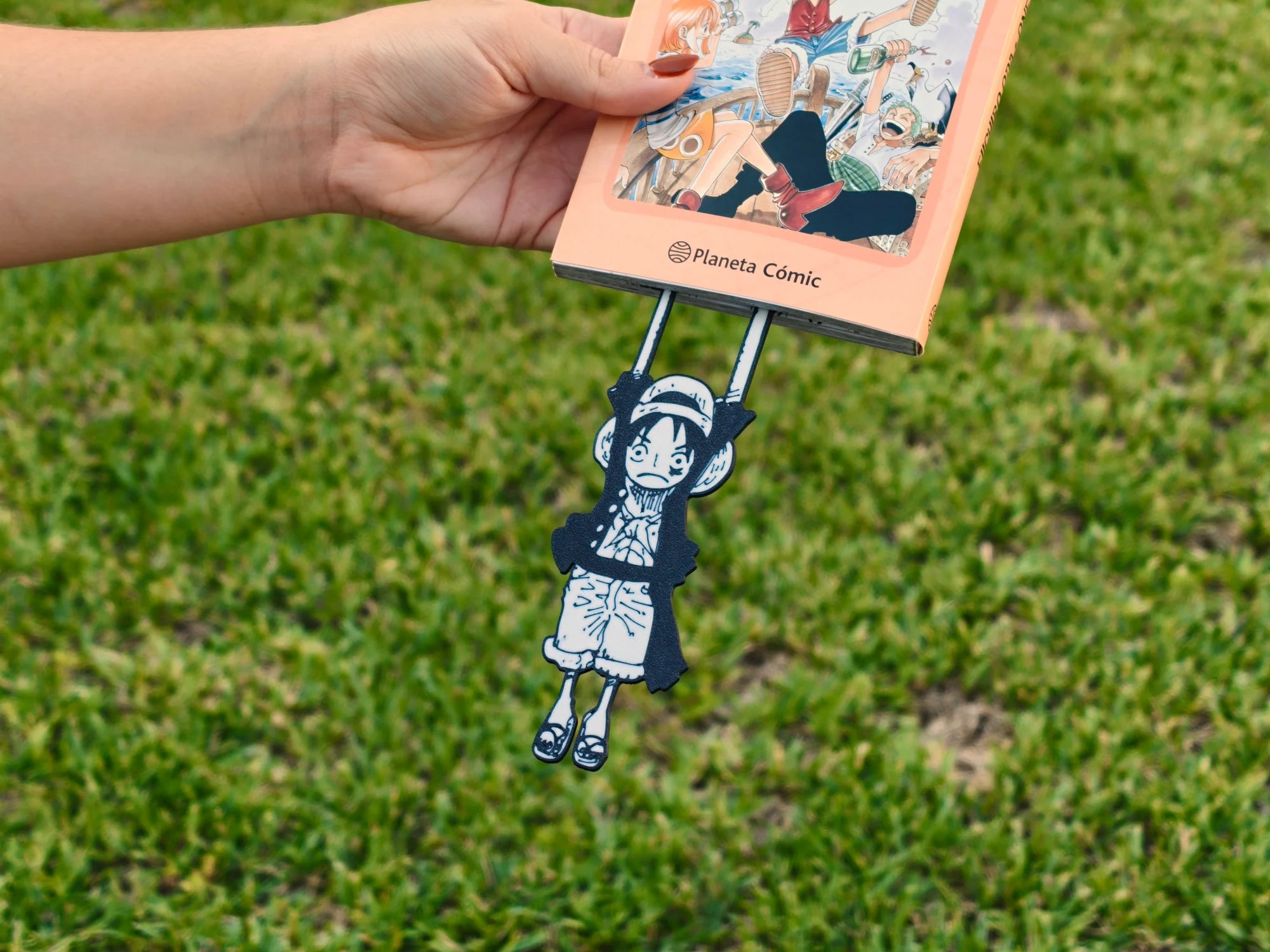 Marcapáginas de Luffy colgado