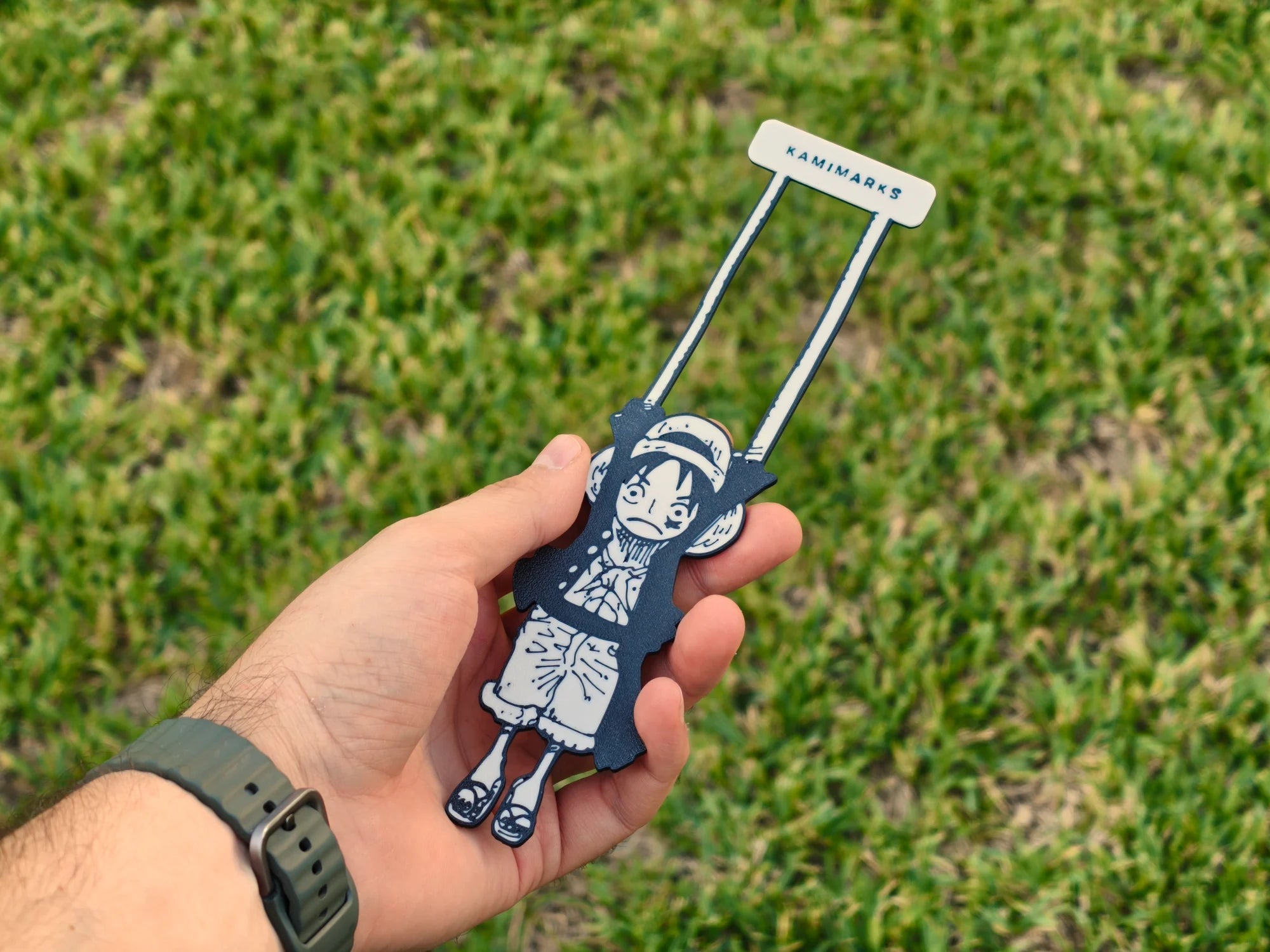 Marcapáginas de Luffy colgado