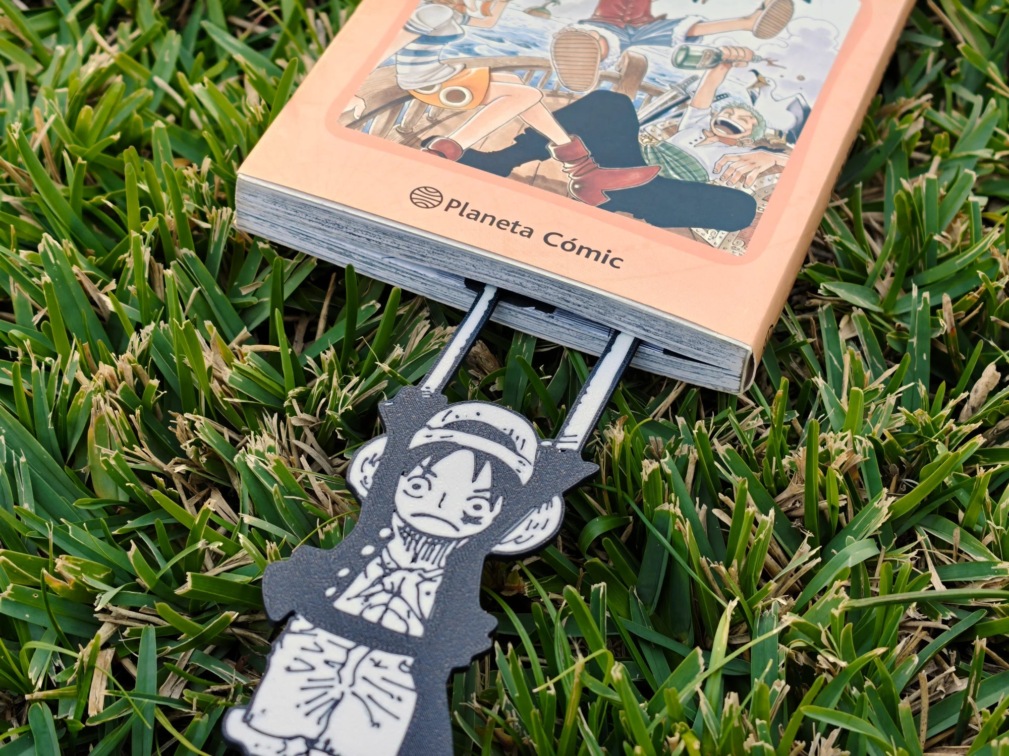 Marcapáginas de Luffy colgado