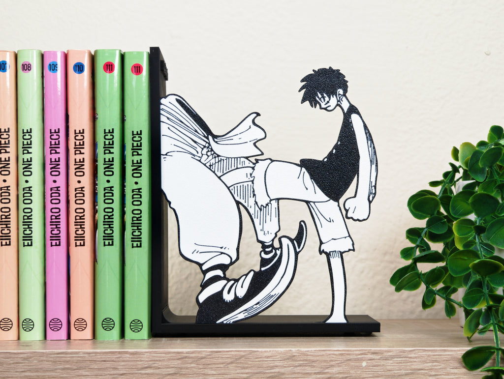 Sujetalibros de Luffy pateando a Buggy