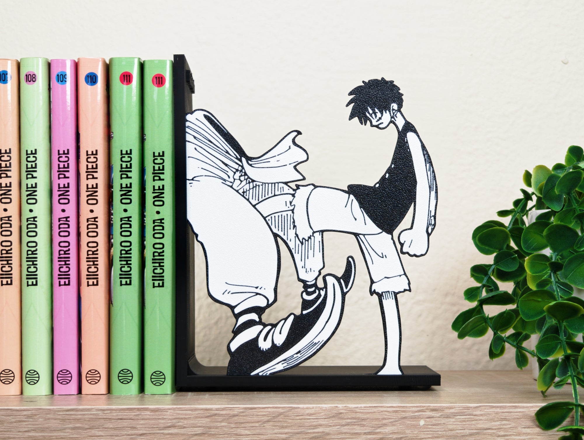 Sujetalibros de Luffy pateando a Buggy