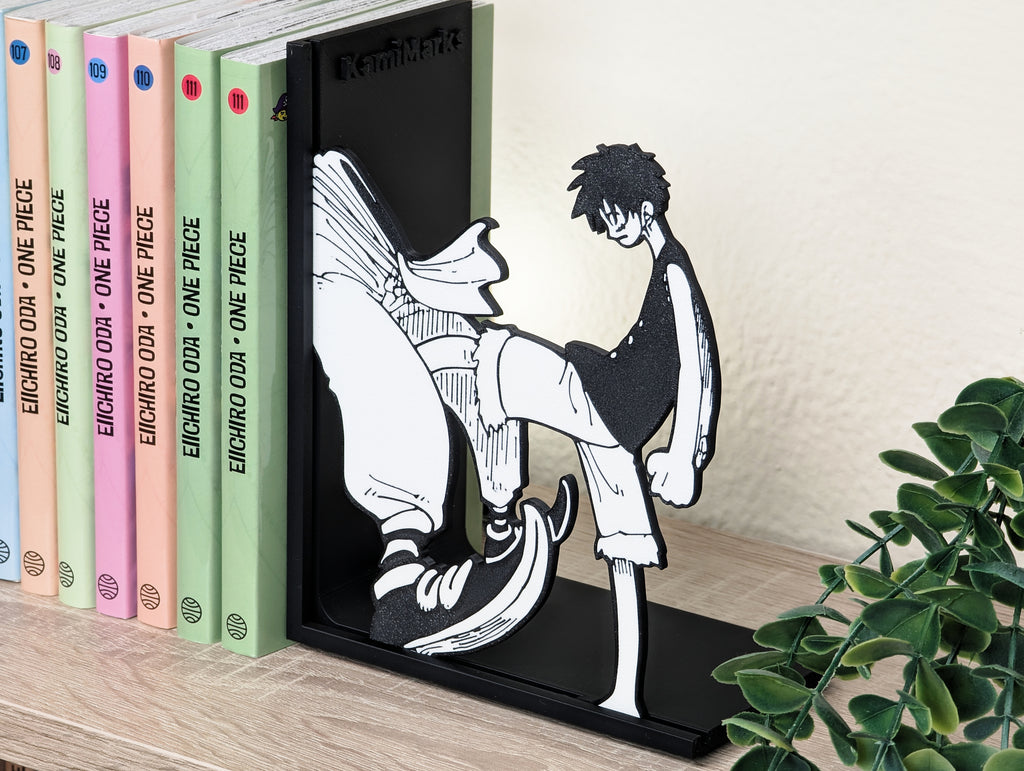 Sujetalibros de Luffy pateando a Buggy