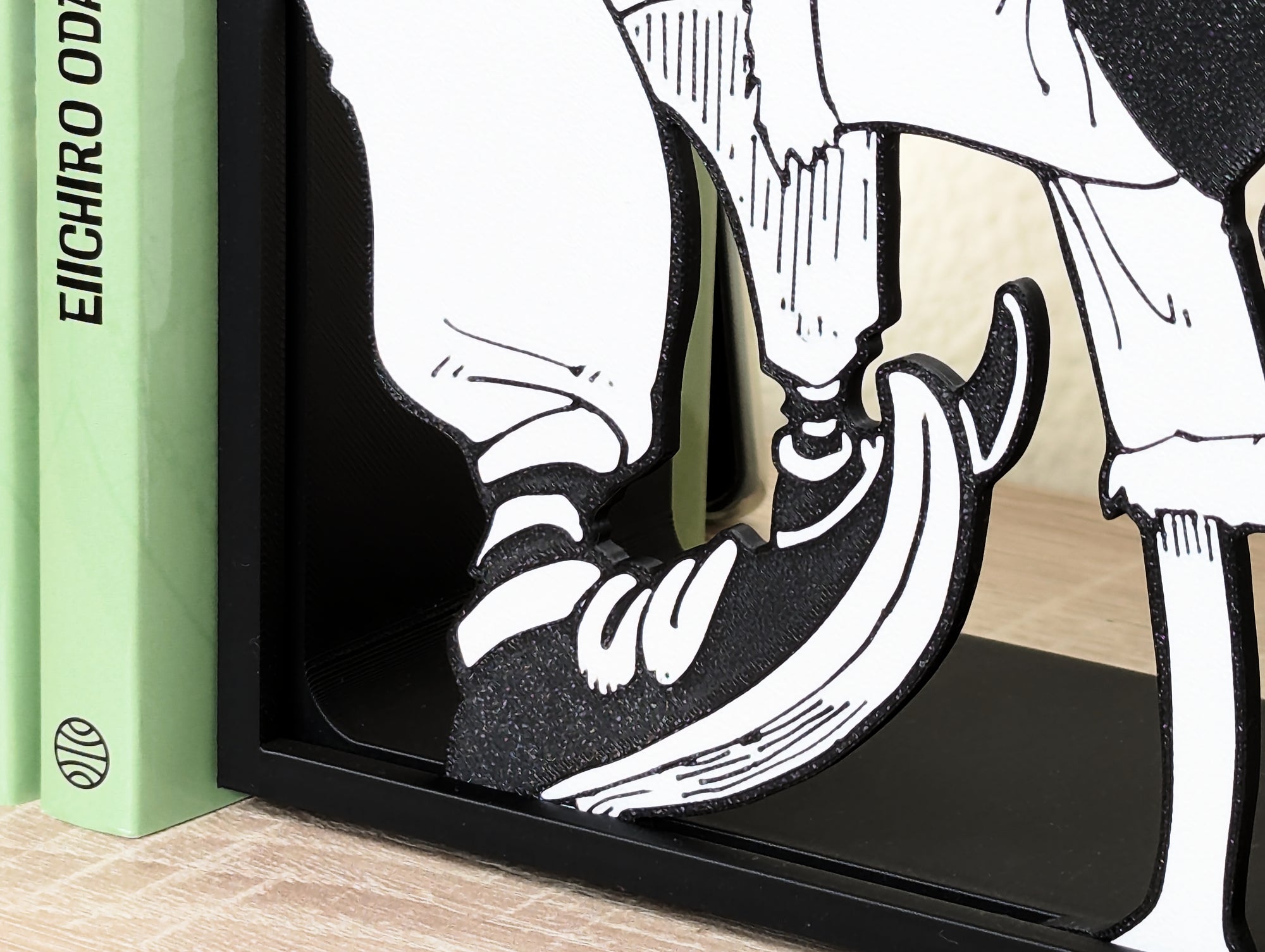 Sujetalibros de Luffy pateando a Buggy