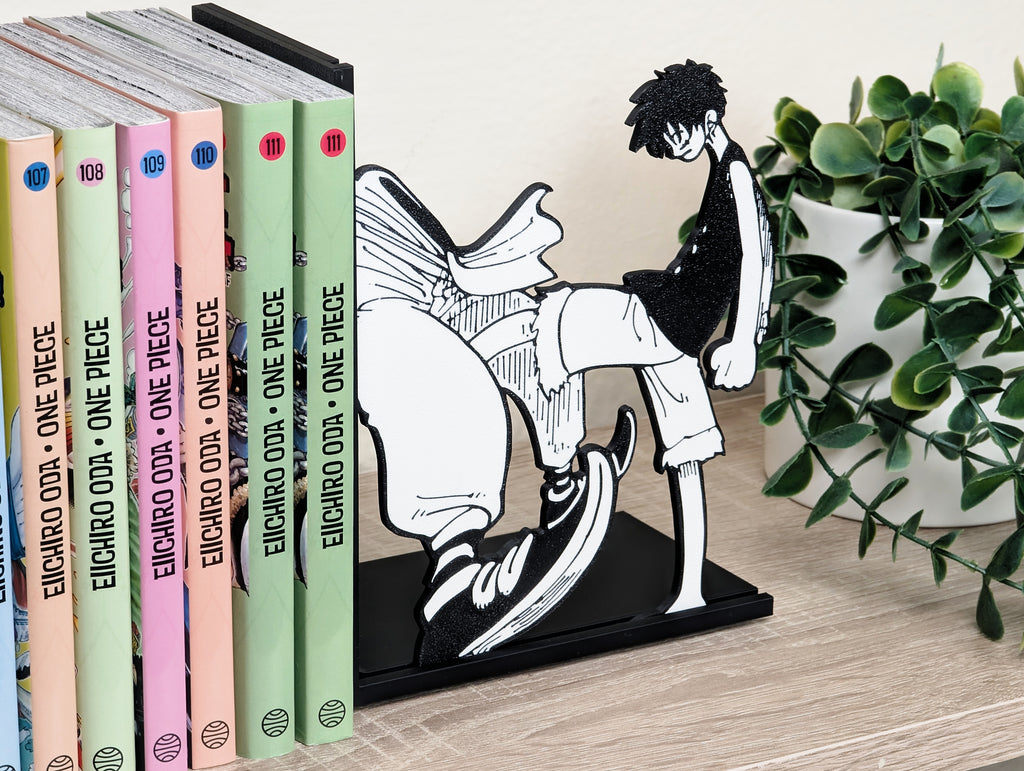 Sujetalibros de Luffy pateando a Buggy