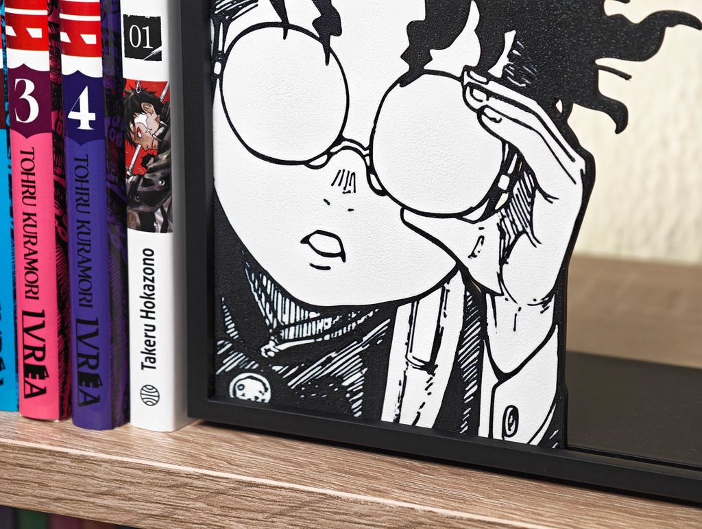 Sujetalibros de Okarun asomando