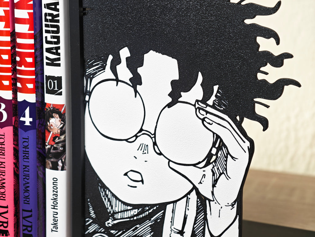 Sujetalibros de Okarun asomando