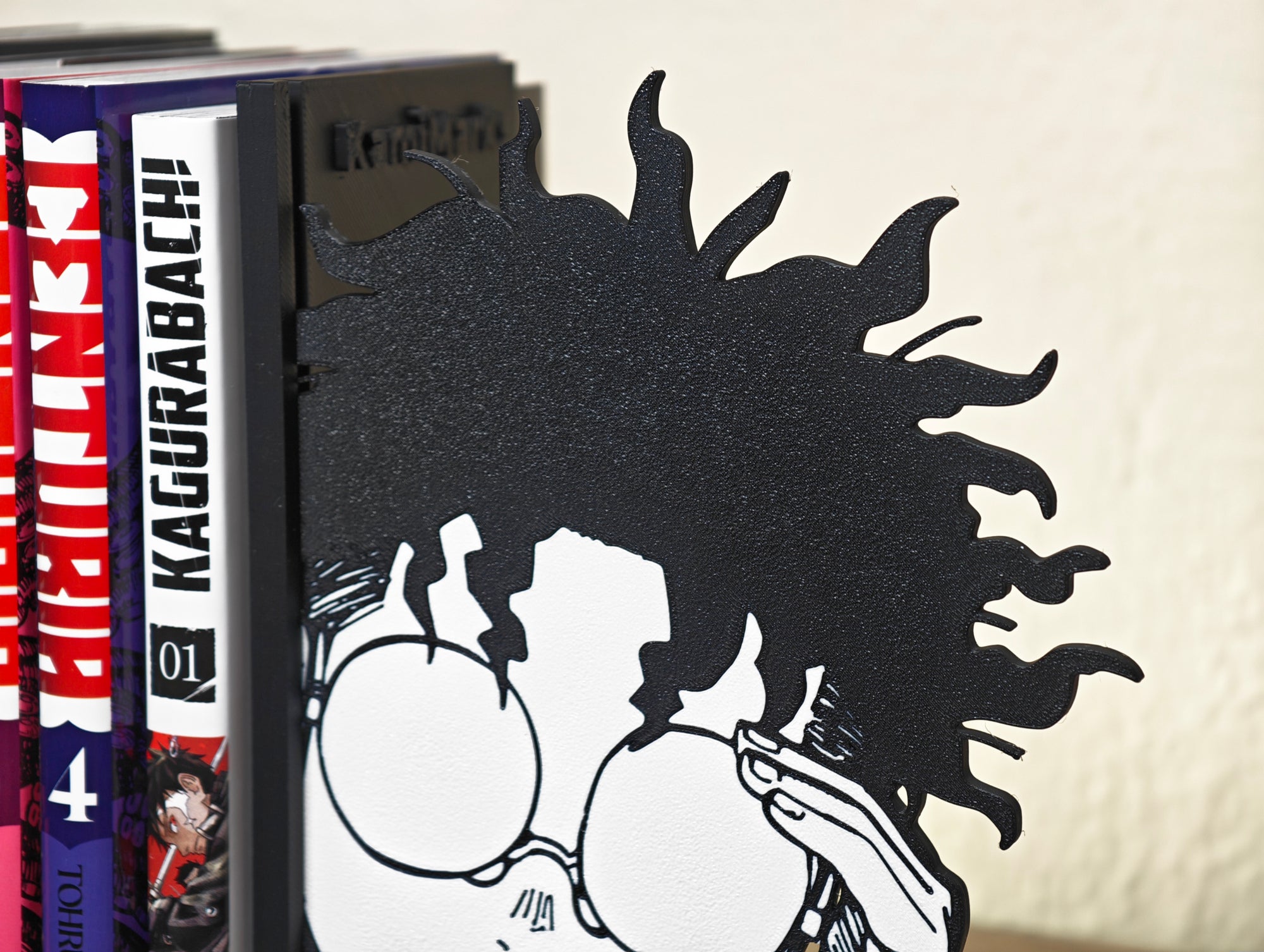 Sujetalibros de Okarun asomando