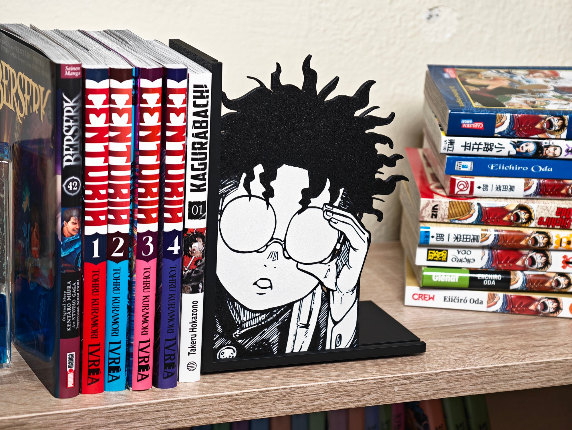 Sujetalibros de Okarun asomando