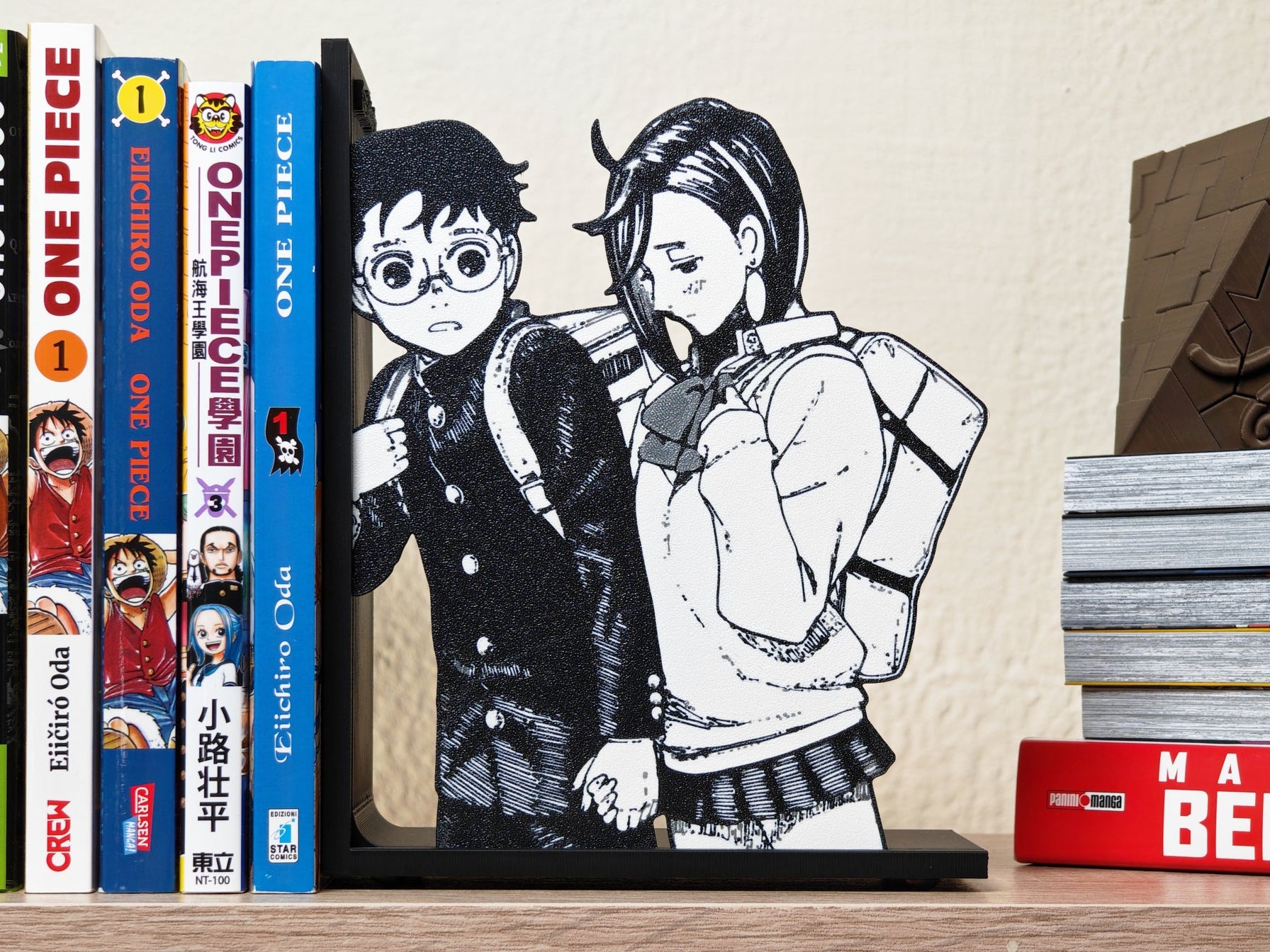 Sujetalibros de Momo y Okarun de la mano