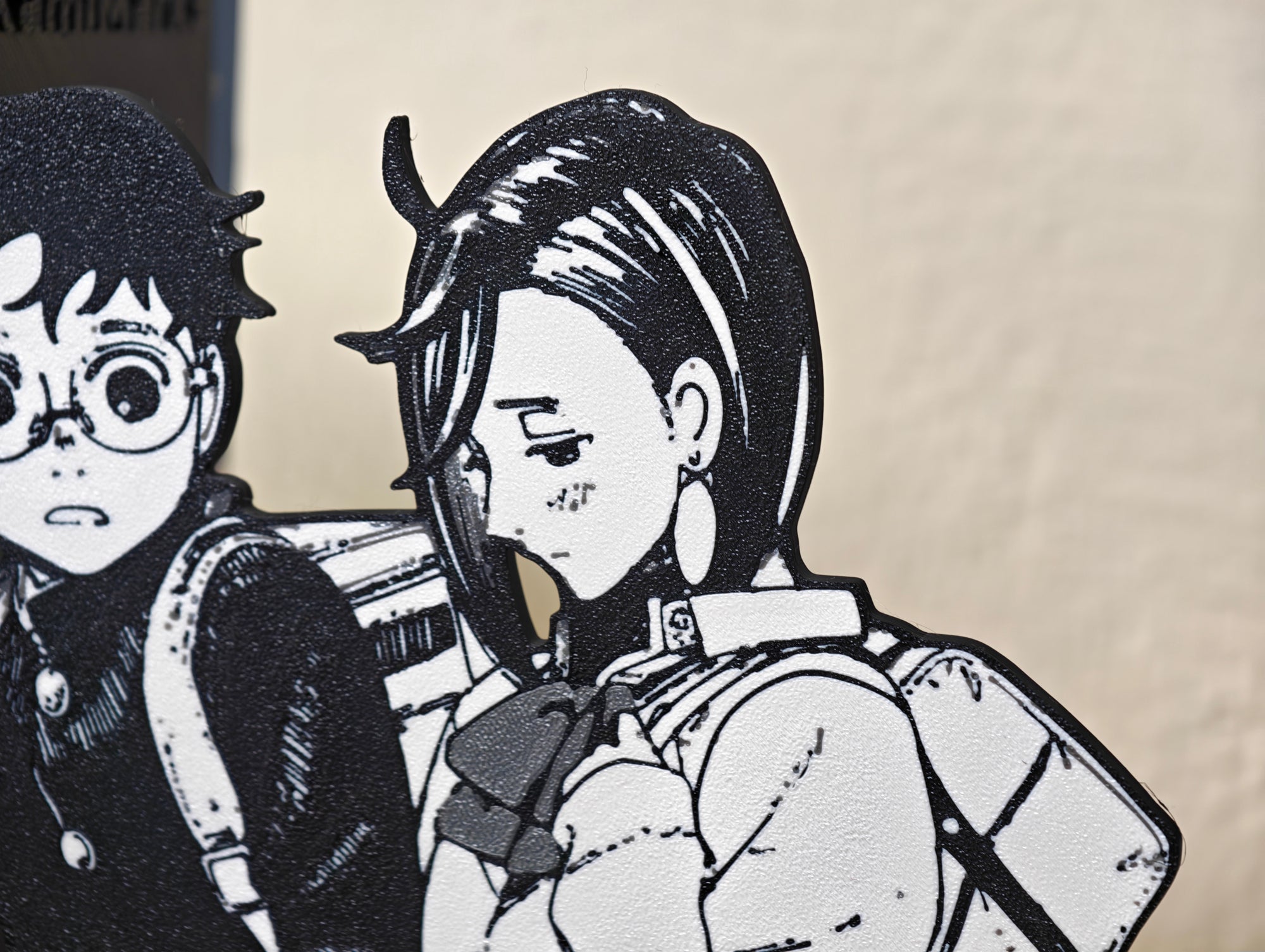 Sujetalibros de Momo y Okarun de la mano