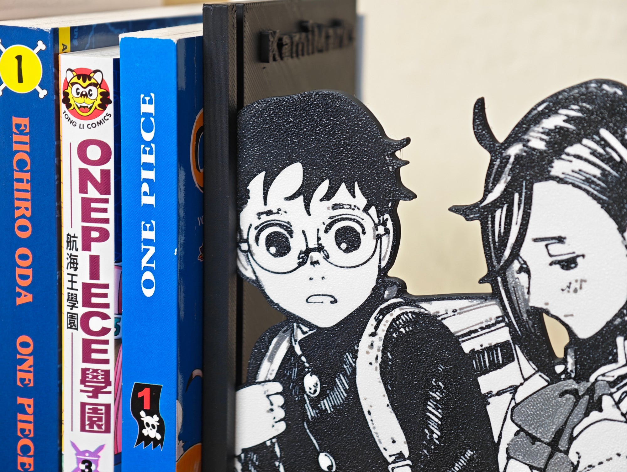 Sujetalibros de Momo y Okarun de la mano