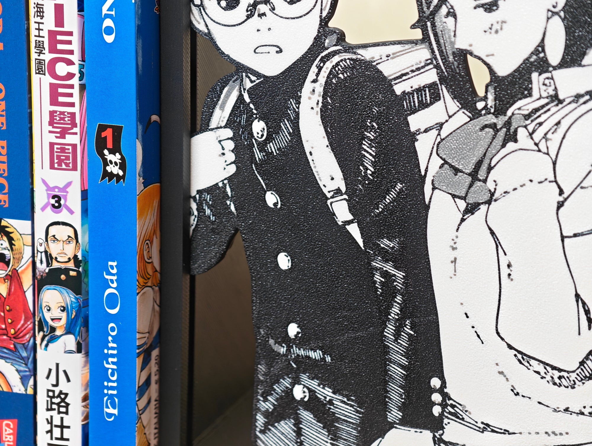 Sujetalibros de Momo y Okarun de la mano