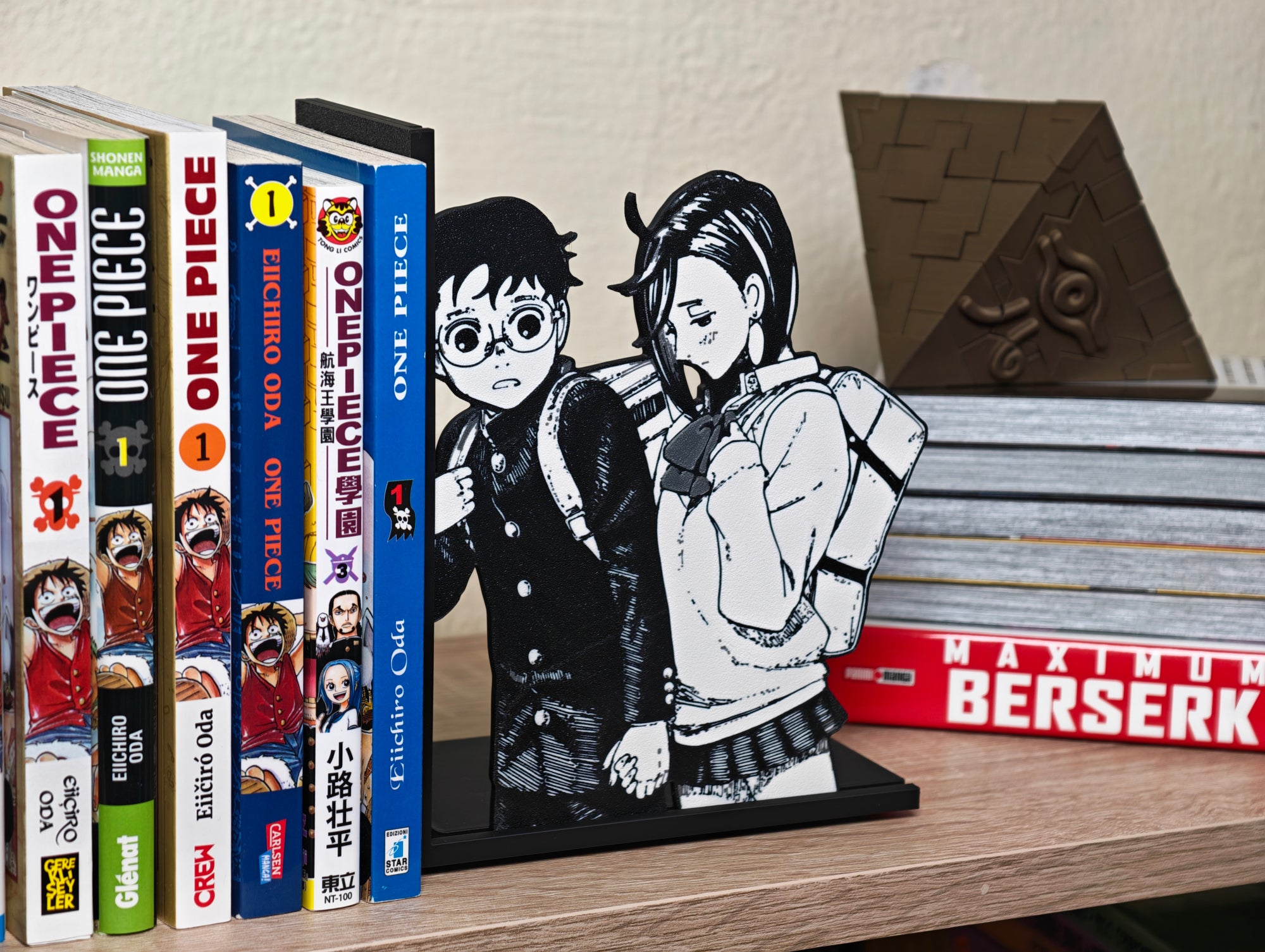 Sujetalibros de Momo y Okarun de la mano