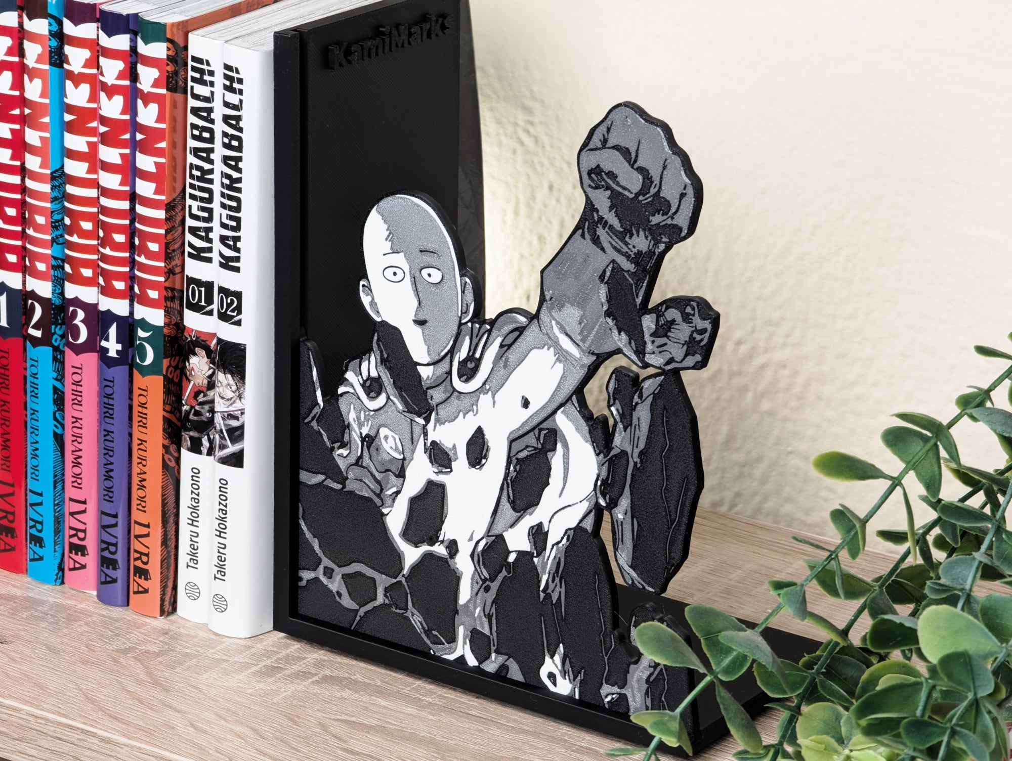 Sujetalibros de Saitama rompiendo la estantería