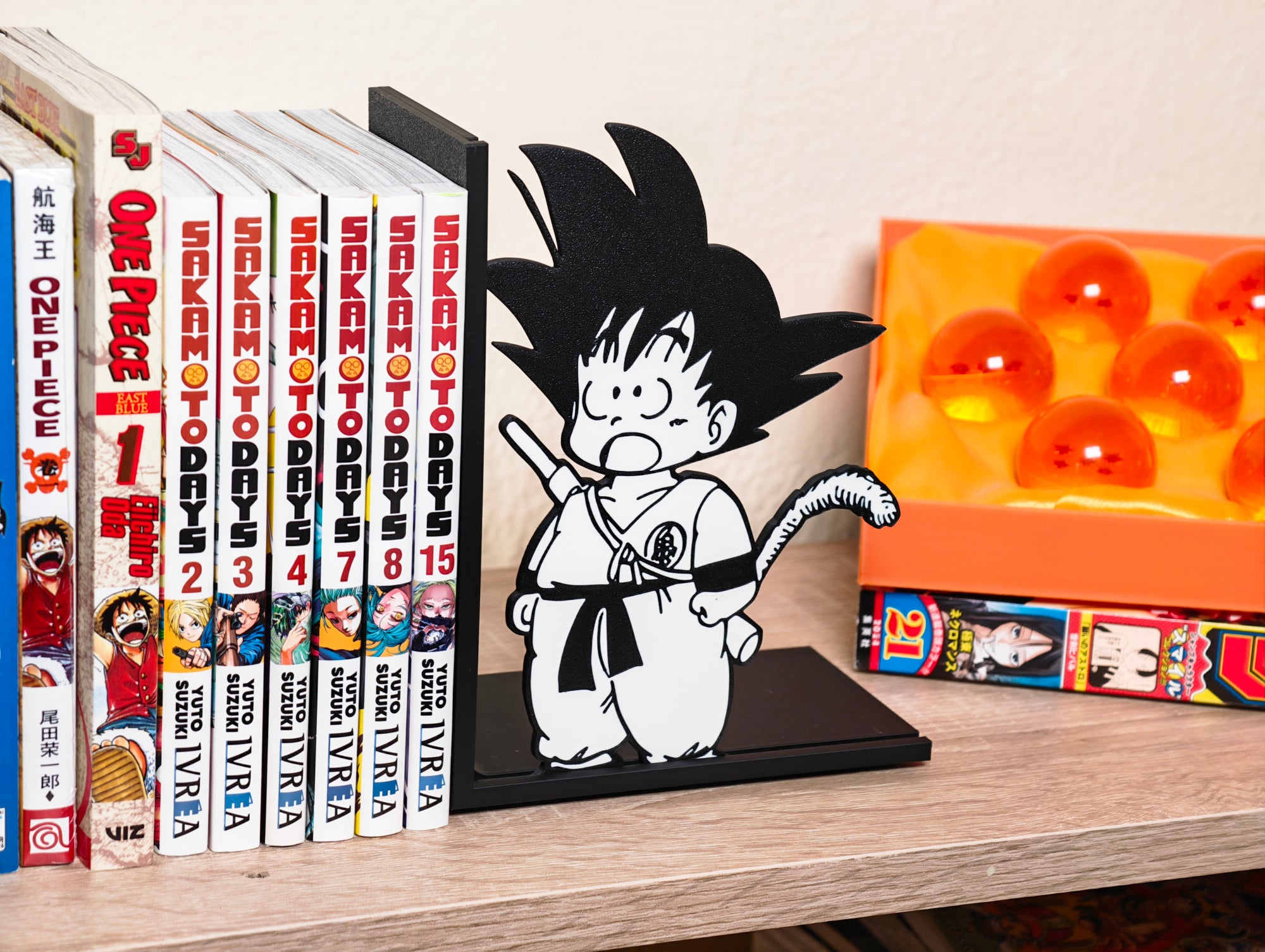 Sujetalibros de Goku flipando con tu biblioteca