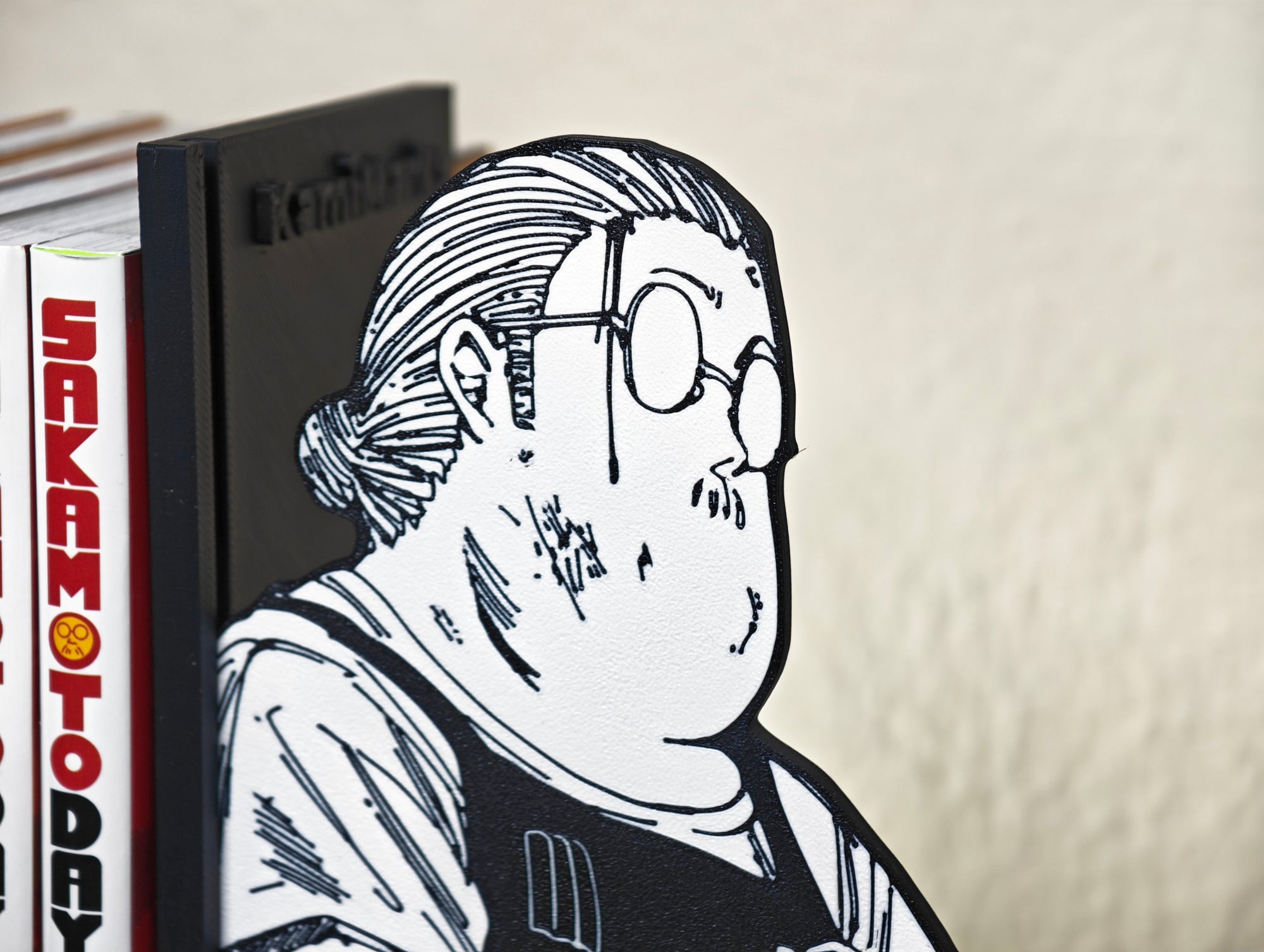 Sujetalibros de Sakamoto crujiéndose los dedos