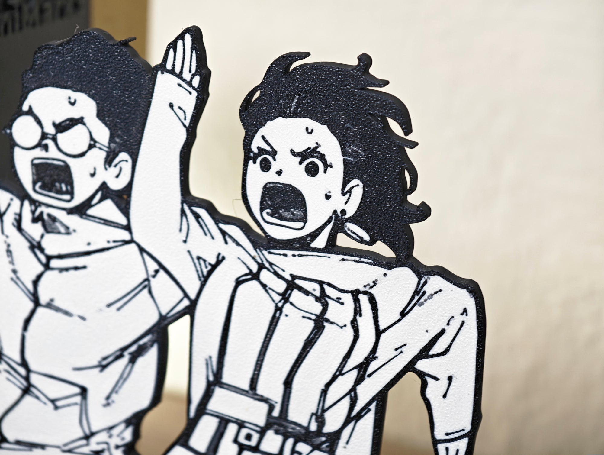 Sujetalibros de Momo y Okarun corriendo