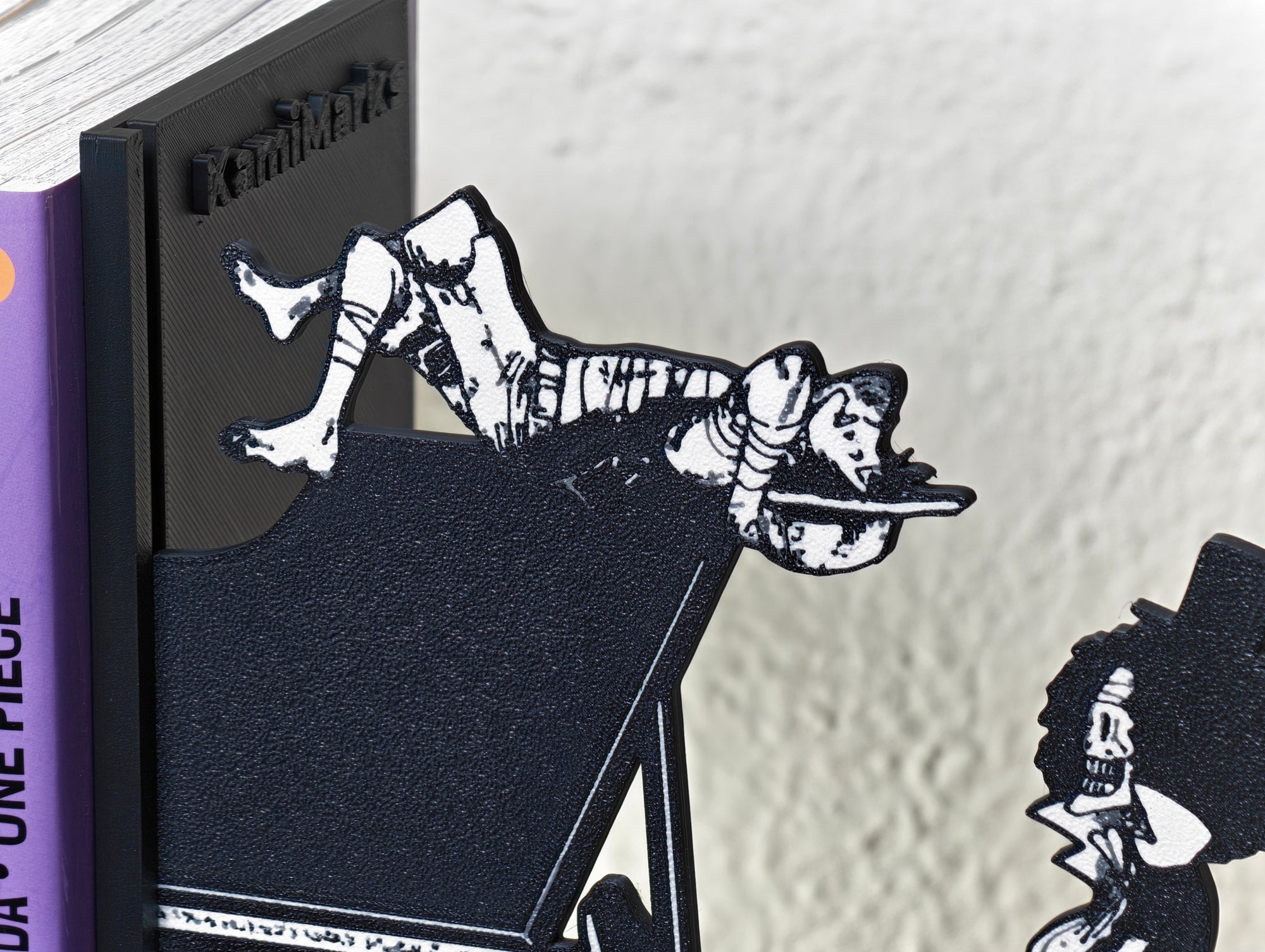 Sujetalibros de Luffy y Brook cantando el Sake de Binks