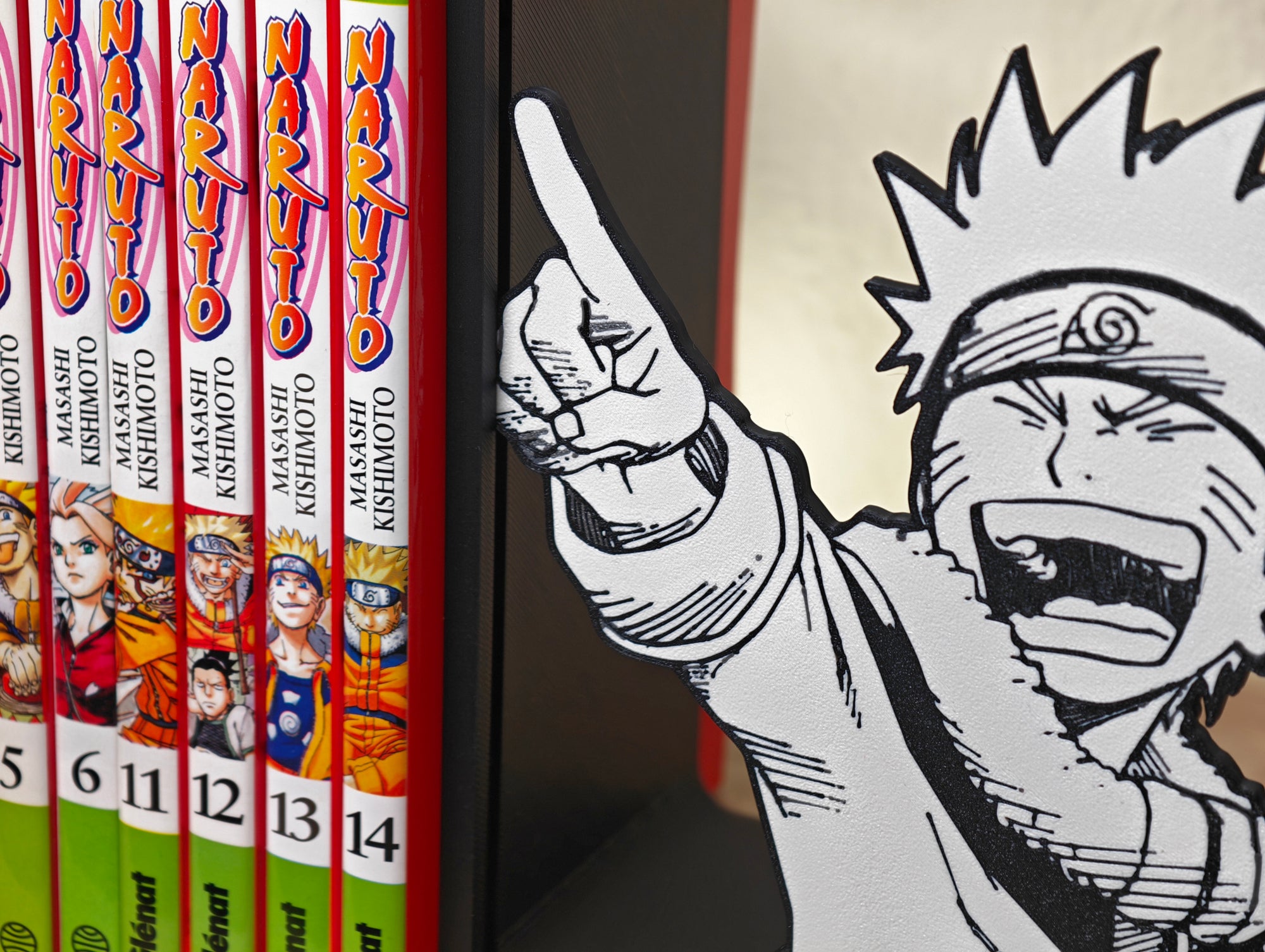 Sujetalibros de Naruto riéndose