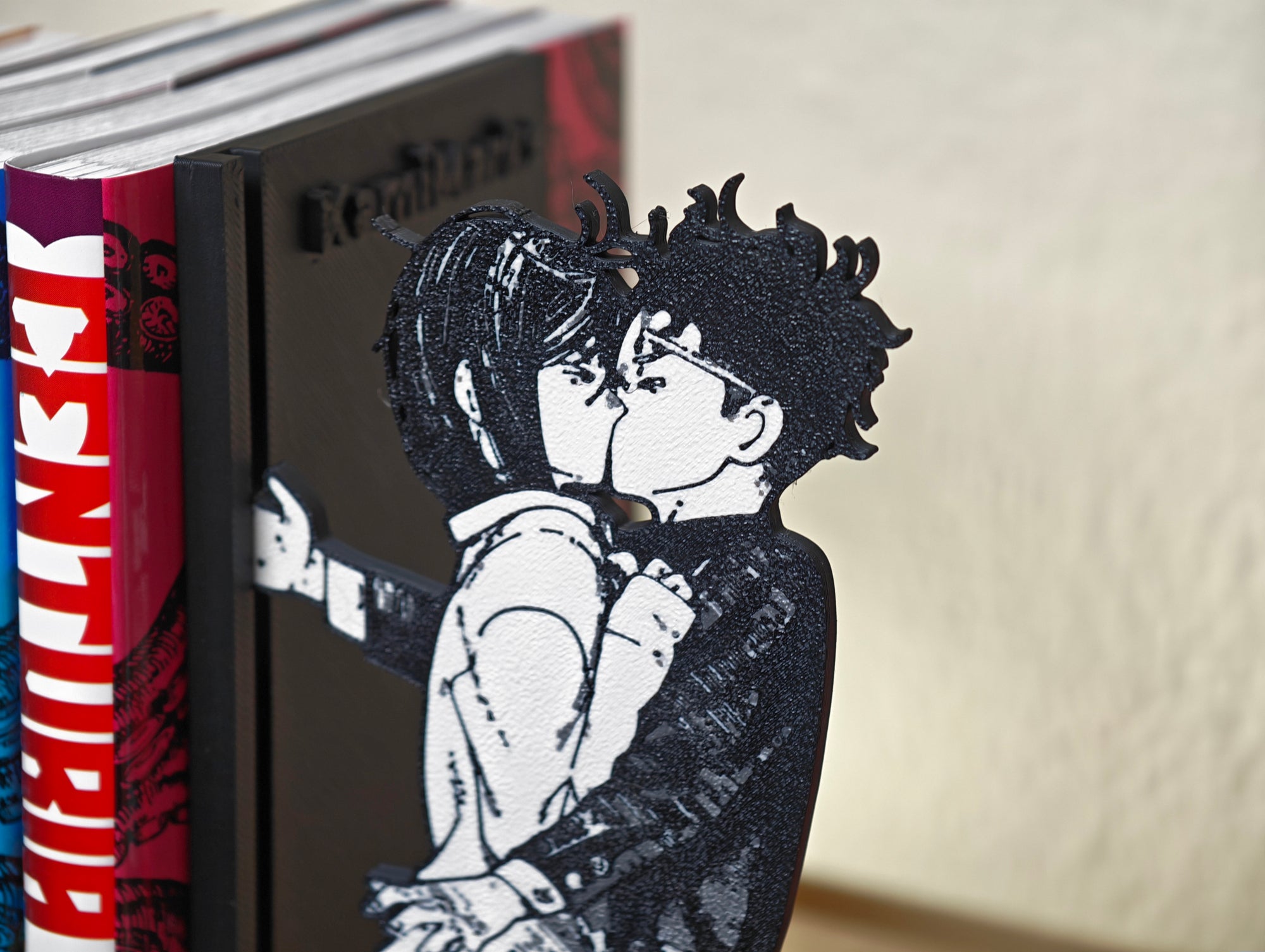 Sujetalibros del beso de Momo y Okarun