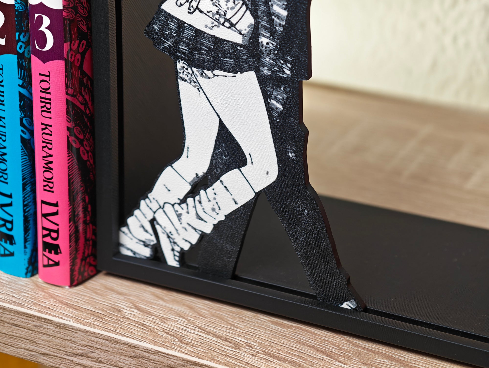 Sujetalibros del beso de Momo y Okarun